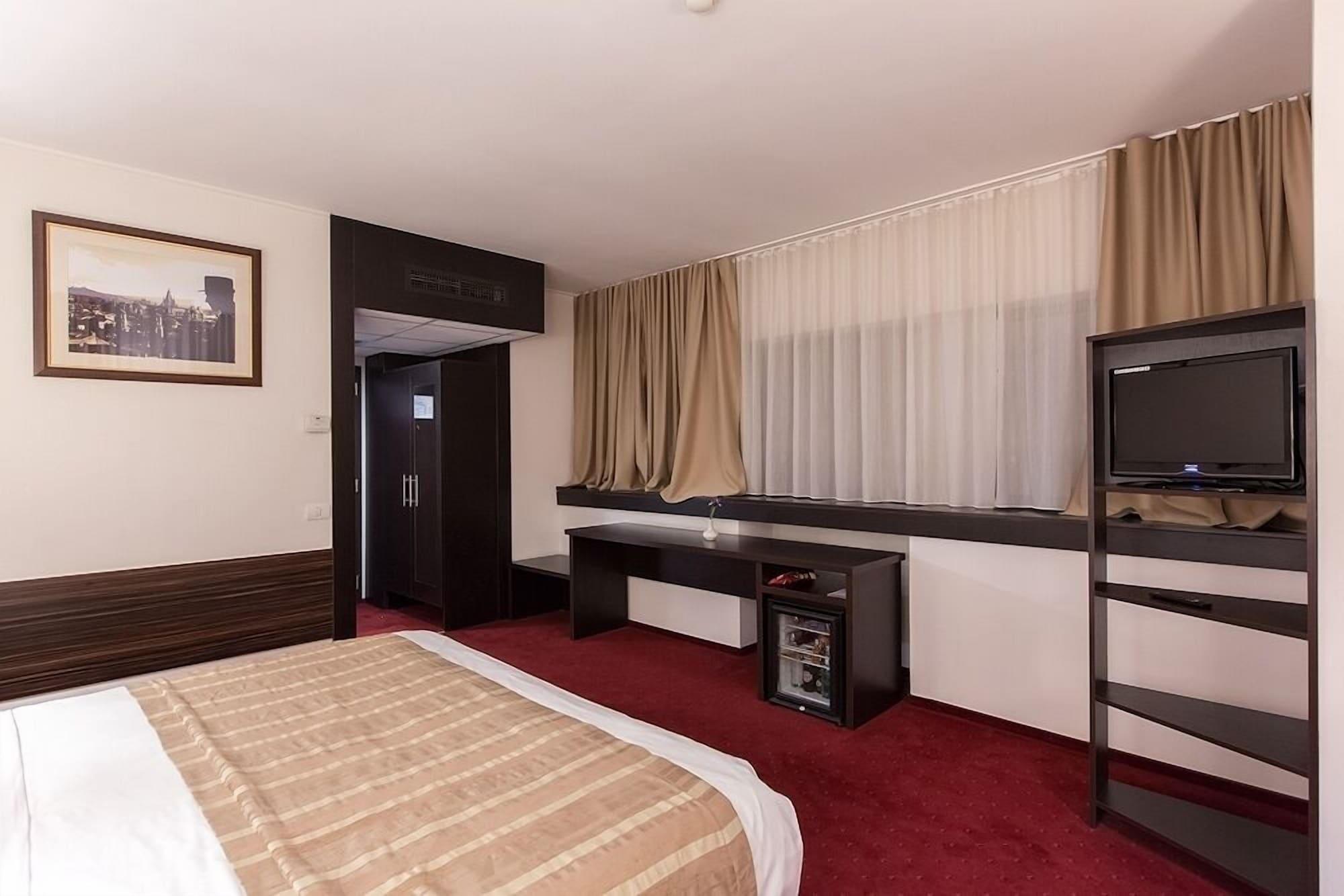Ramada Iasi City Center Экстерьер фото