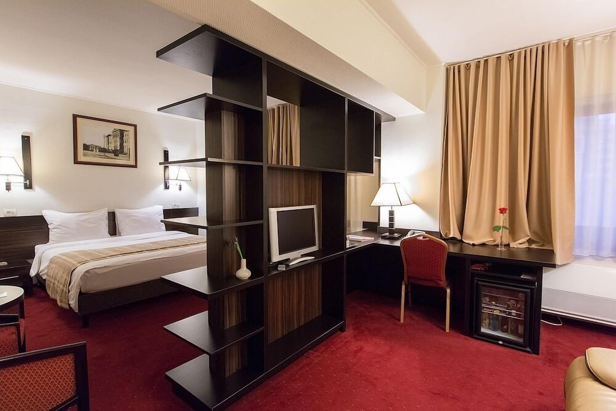 Ramada Iasi City Center Экстерьер фото