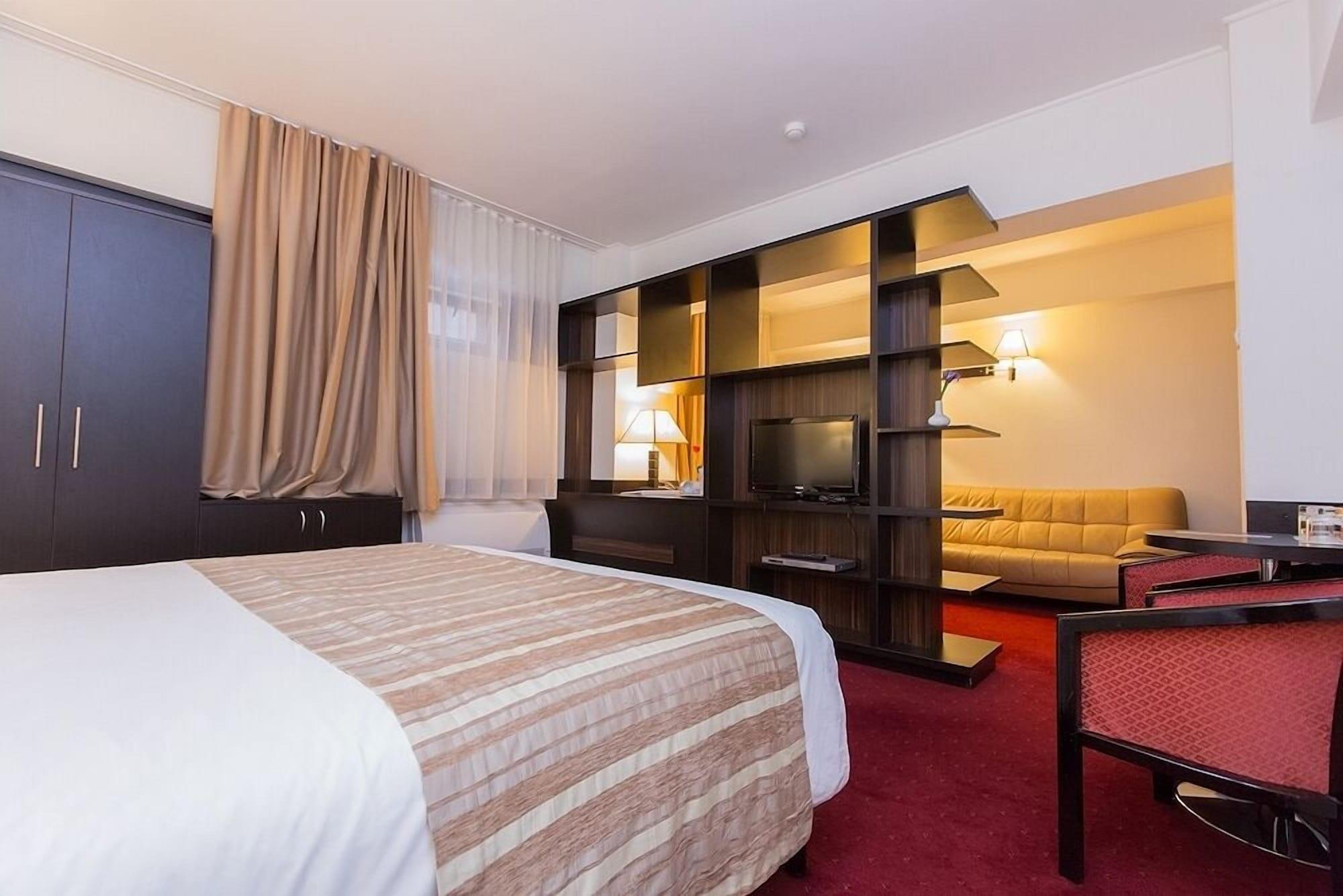 Ramada Iasi City Center Экстерьер фото
