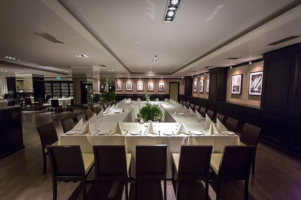 Ramada Iasi City Center Экстерьер фото