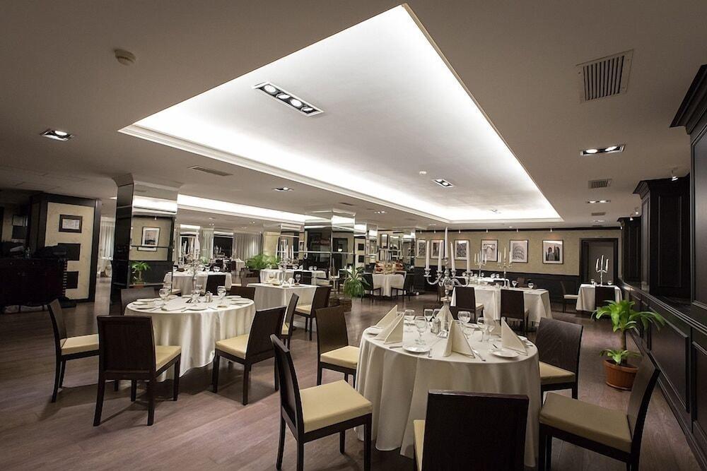 Ramada Iasi City Center Экстерьер фото