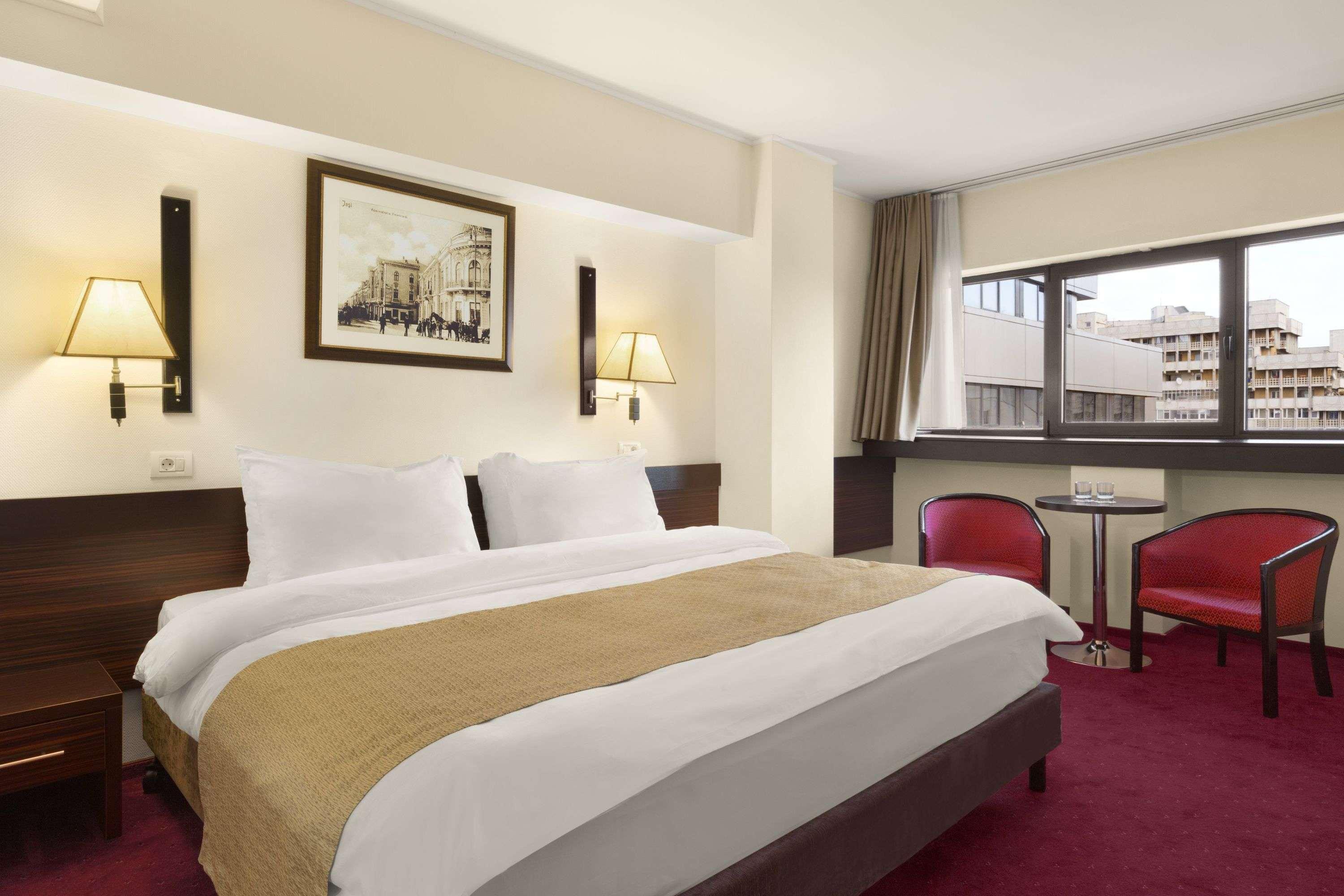 Ramada Iasi City Center Экстерьер фото