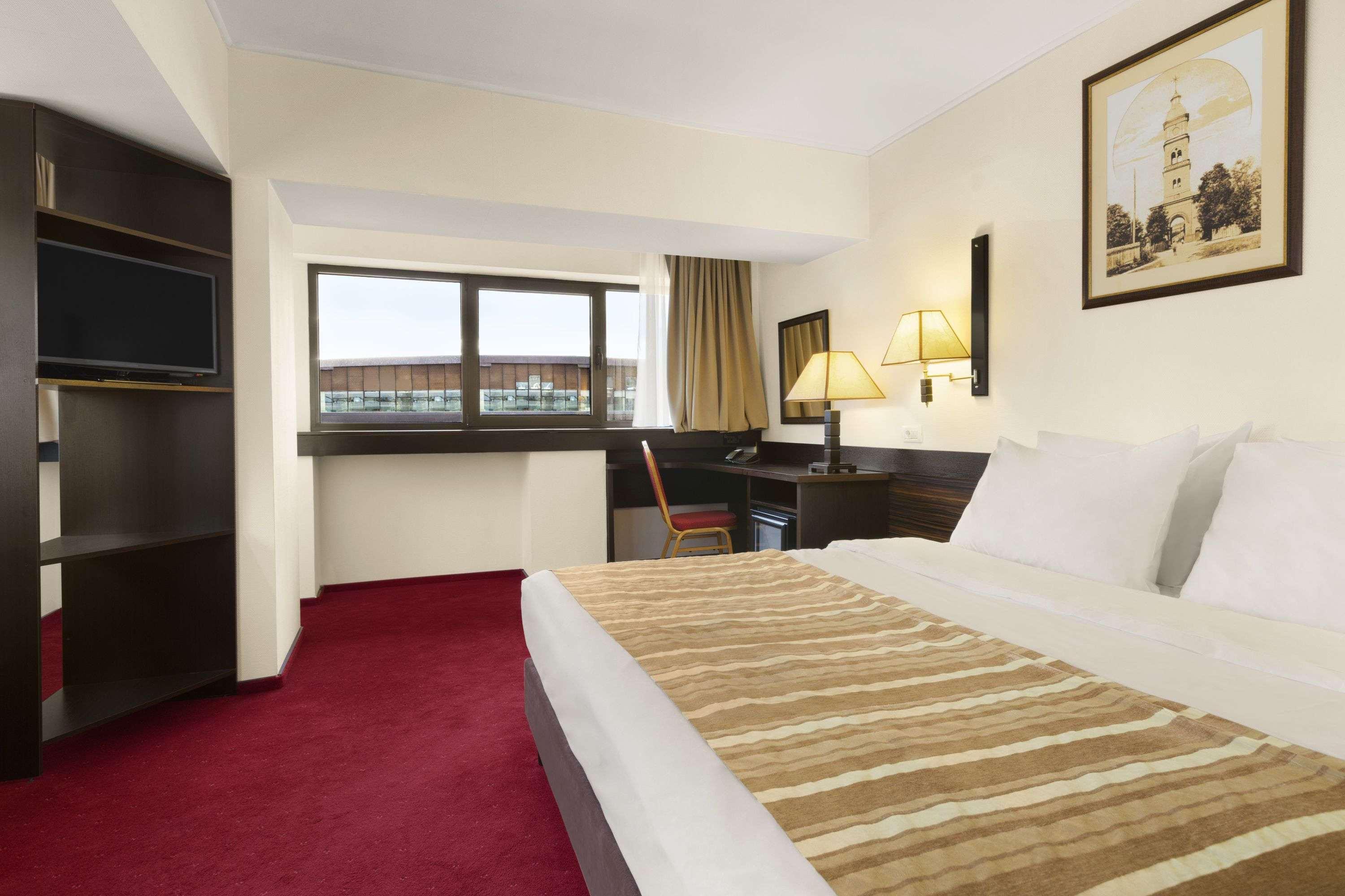 Ramada Iasi City Center Экстерьер фото