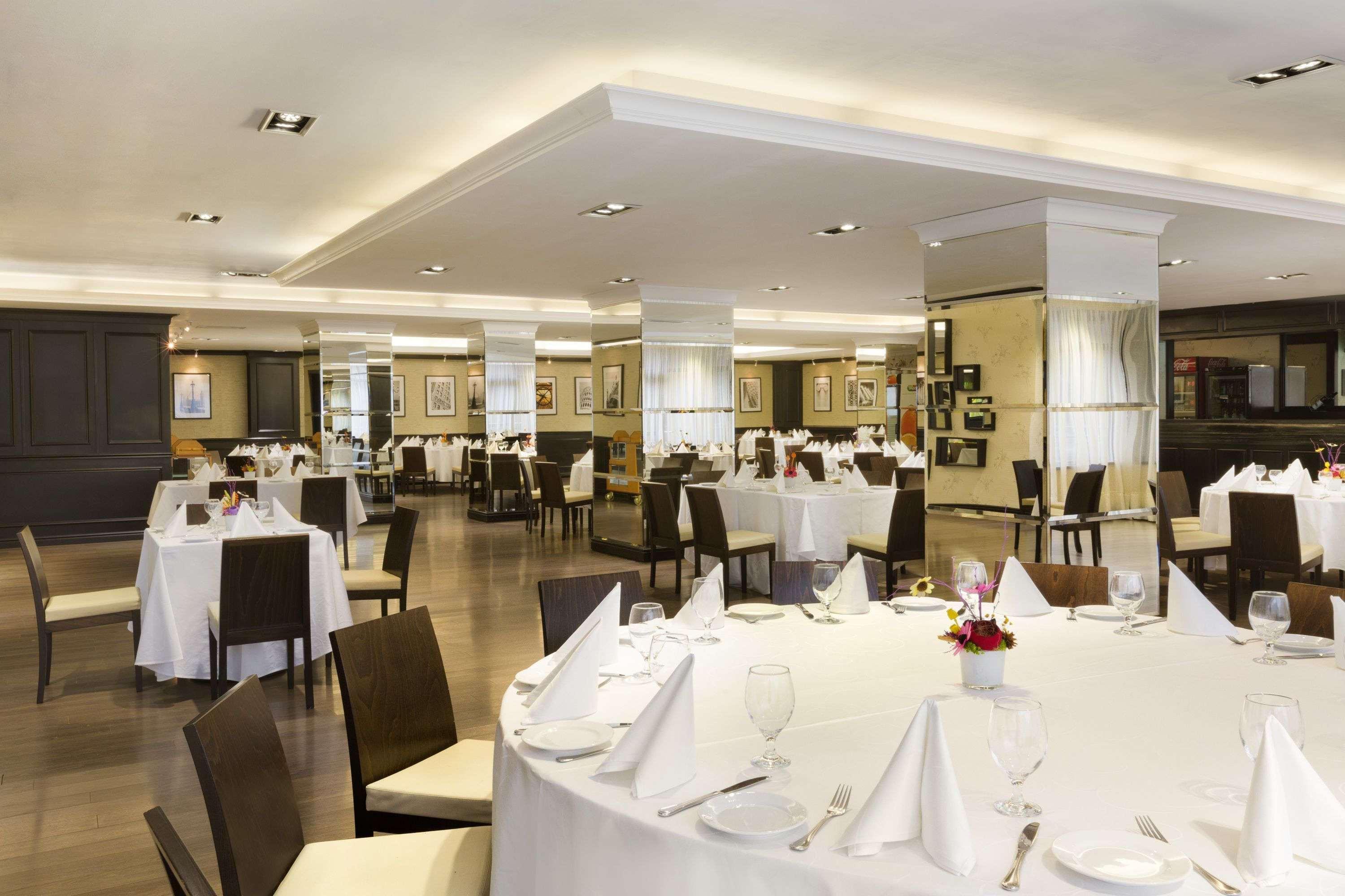 Ramada Iasi City Center Экстерьер фото