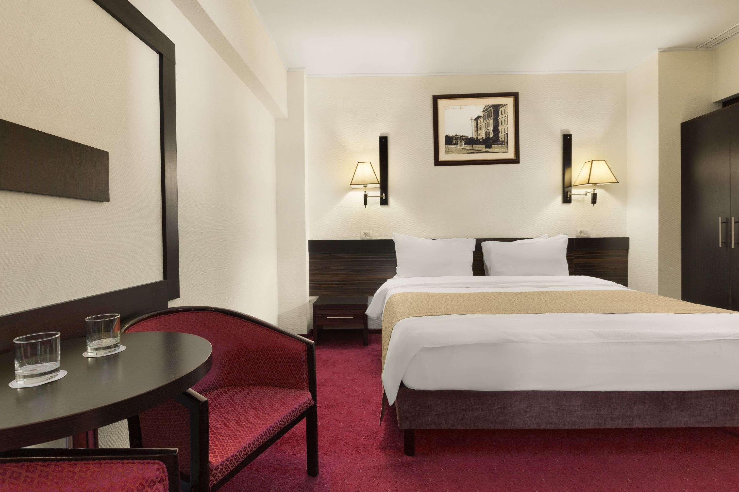 Ramada Iasi City Center Экстерьер фото