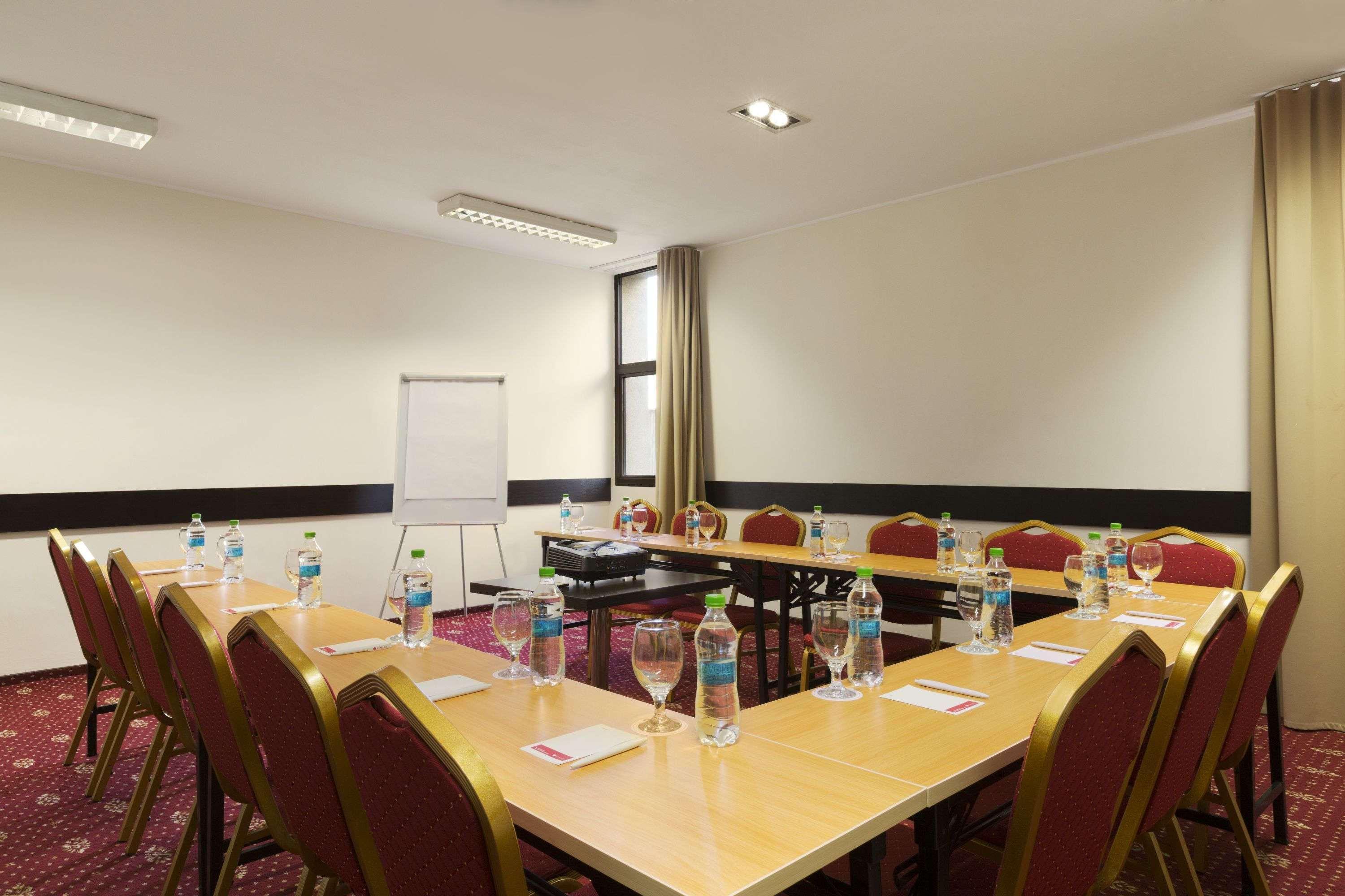 Ramada Iasi City Center Экстерьер фото
