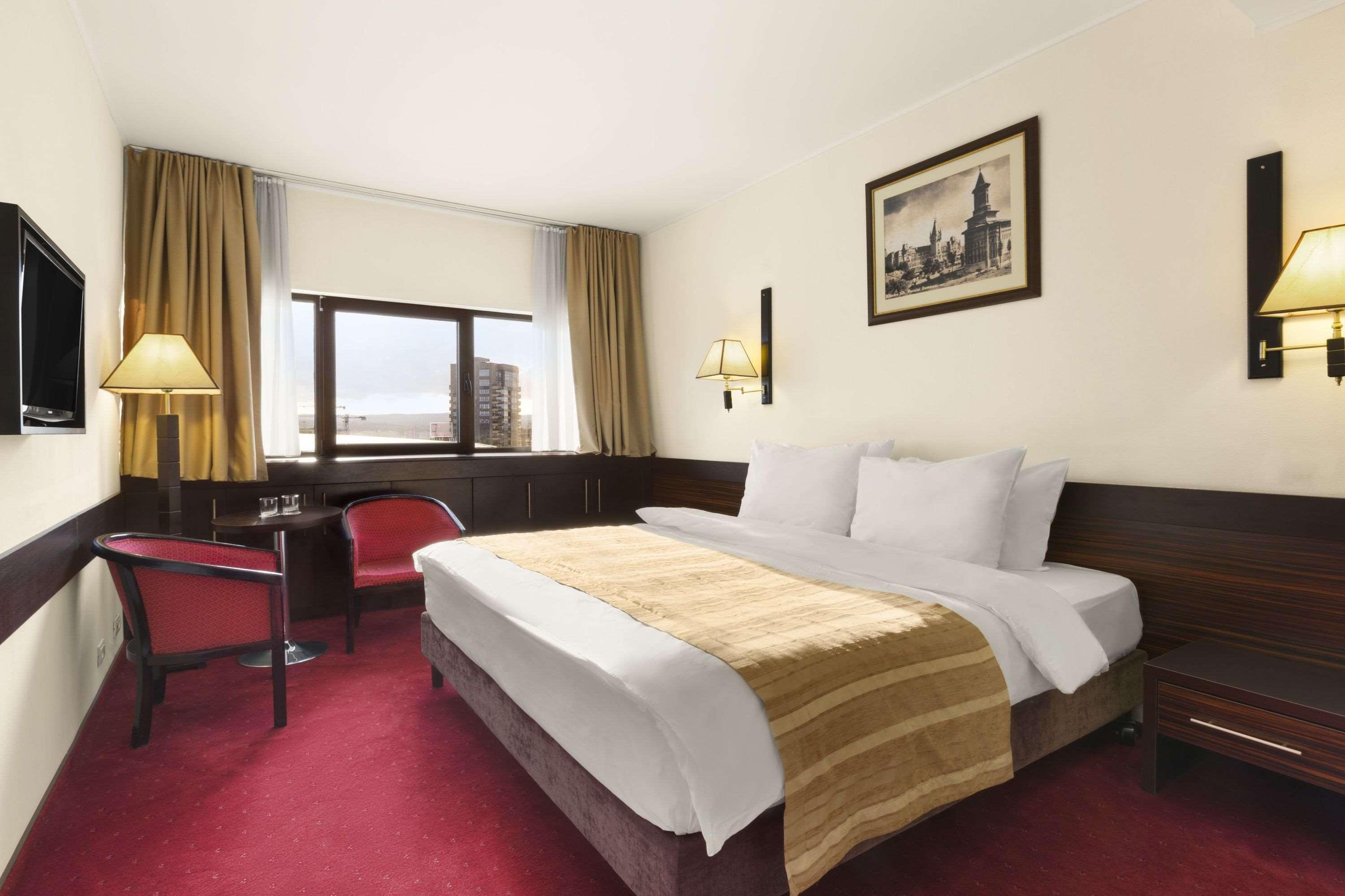 Ramada Iasi City Center Экстерьер фото