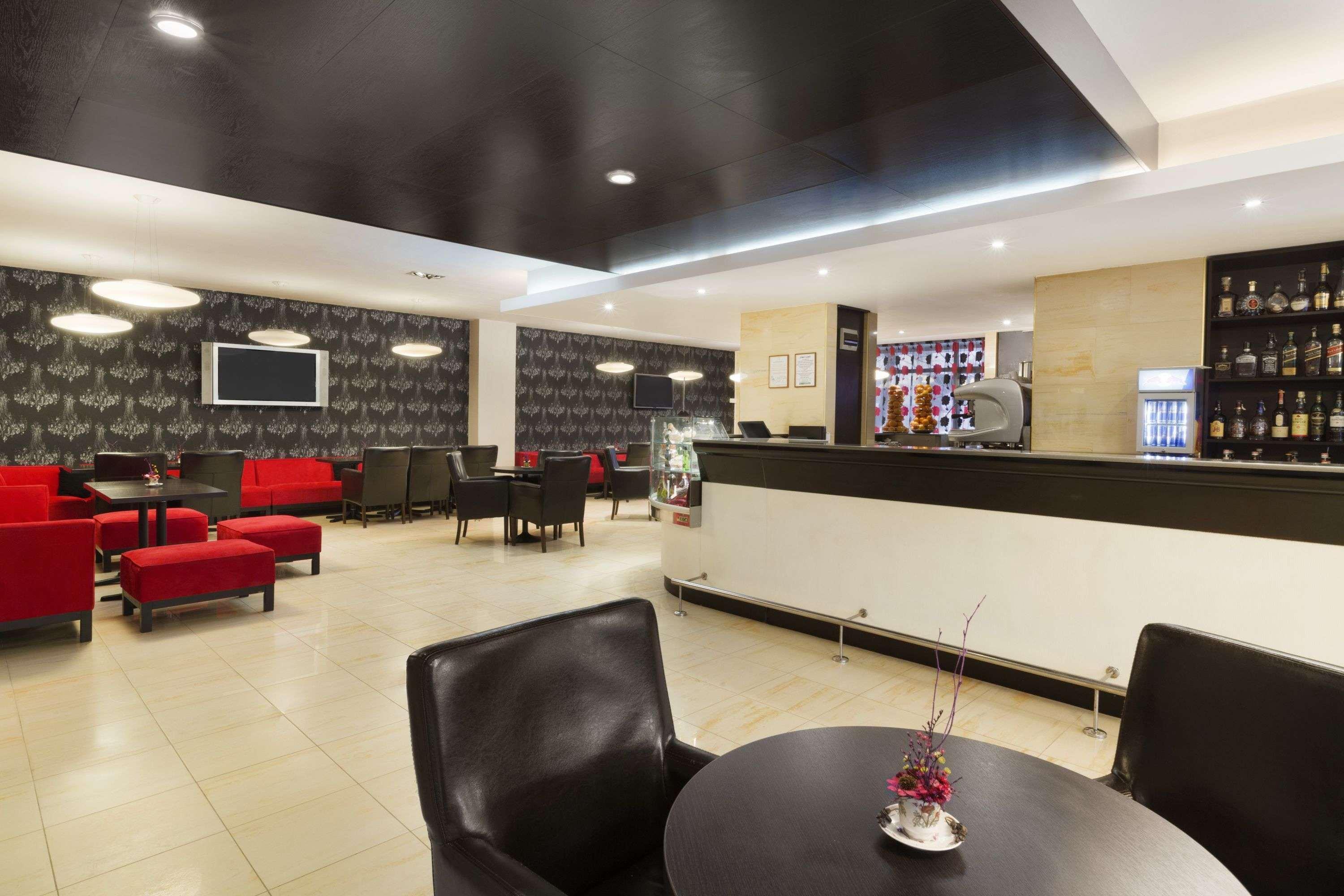 Ramada Iasi City Center Экстерьер фото
