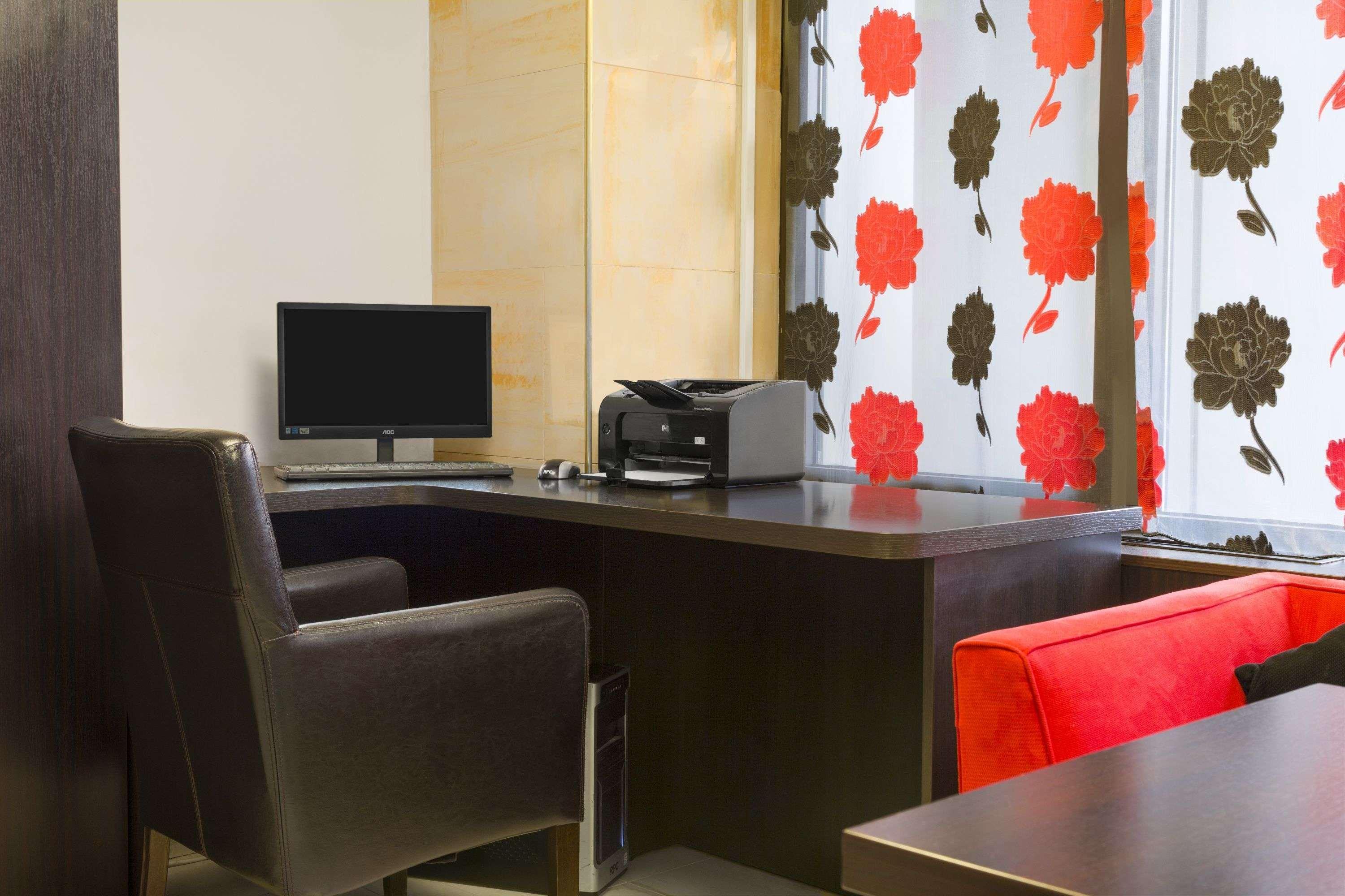 Ramada Iasi City Center Экстерьер фото