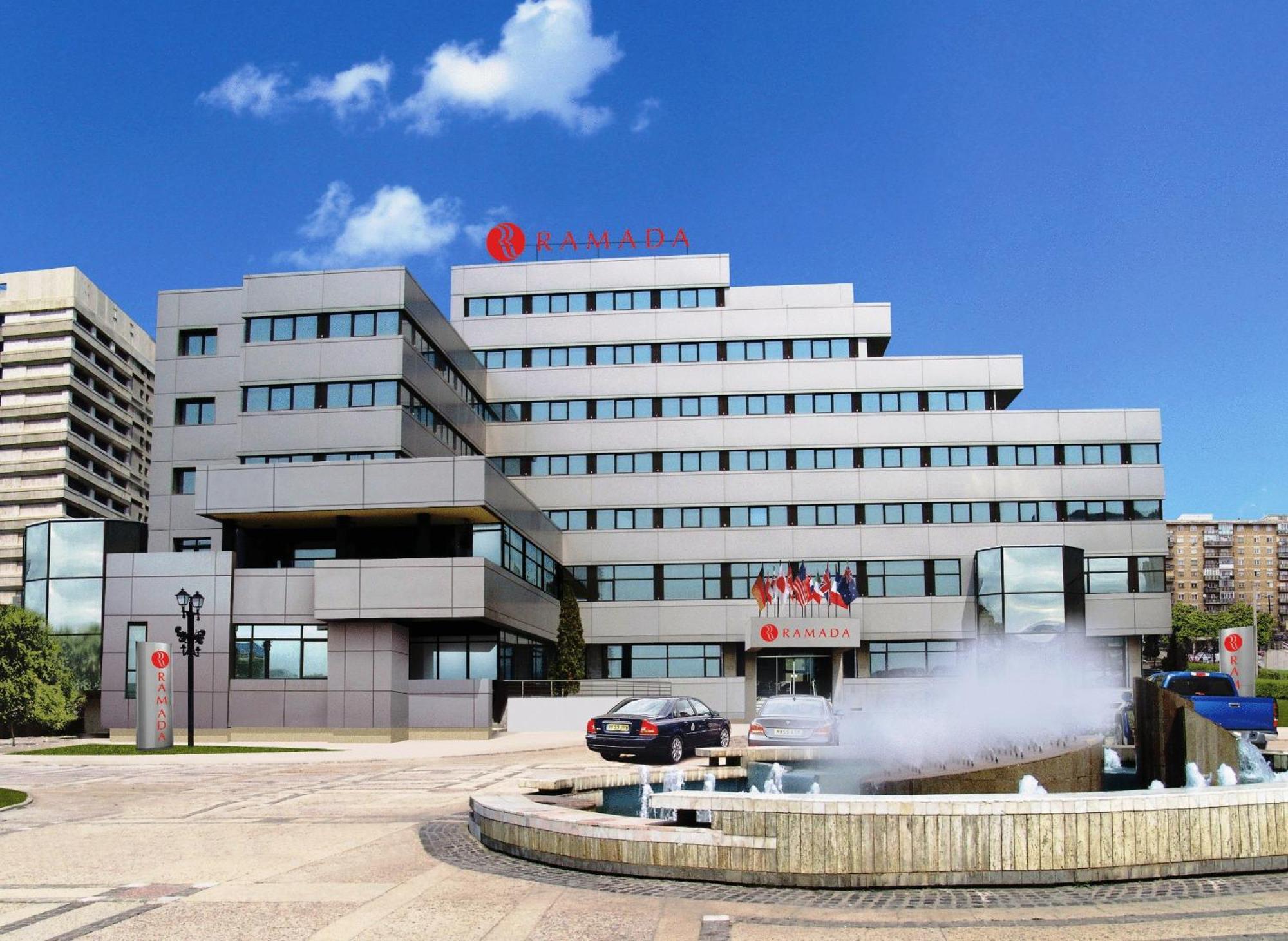 Ramada Iasi City Center Экстерьер фото
