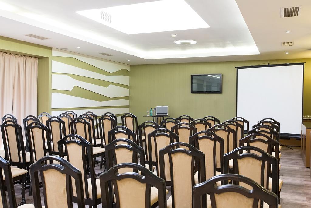 Ramada Iasi City Center Экстерьер фото