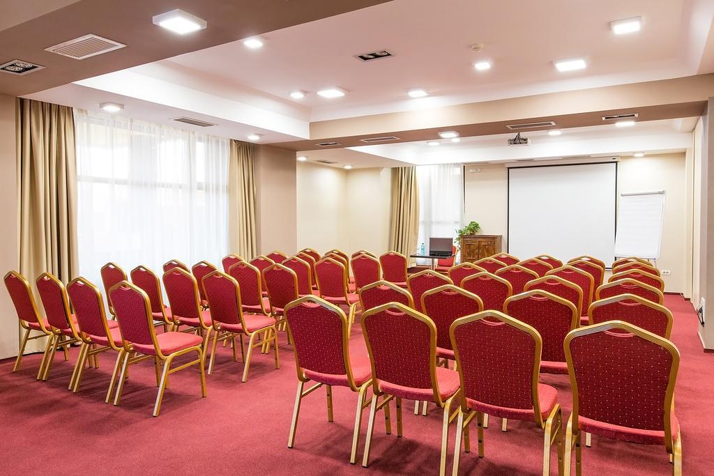 Ramada Iasi City Center Экстерьер фото