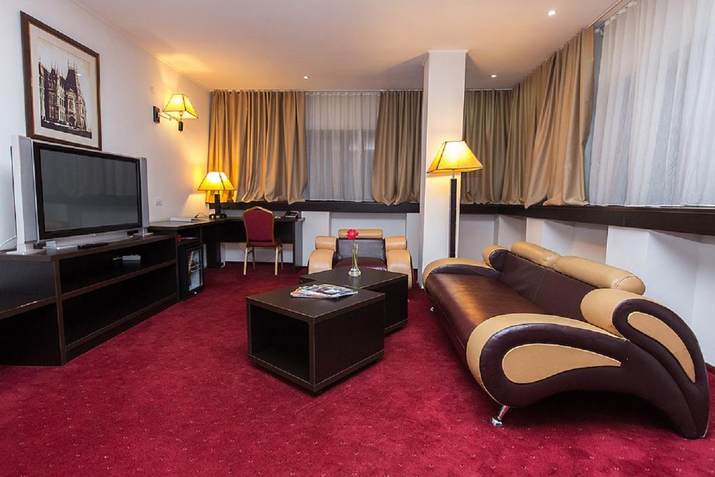 Ramada Iasi City Center Экстерьер фото